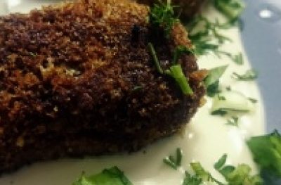 Arancini po polsku, czyli krokiety z kaszy gryczanej z kremowym sosem serowym