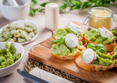 Bruschetta z pastą bobu, zielonego groszku i kaszy jaglanej z serkiem śmietankowym