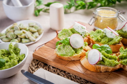 Bruschetta z pastą bobu, zielonego groszku i kaszy jaglanej z serkiem śmietankowym Kasza w diecie dzieci