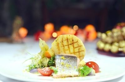 Dietetyczny łosoś na parze na placuszkach jaglanych podany z grillowanym selerem i warzywami z oliwą