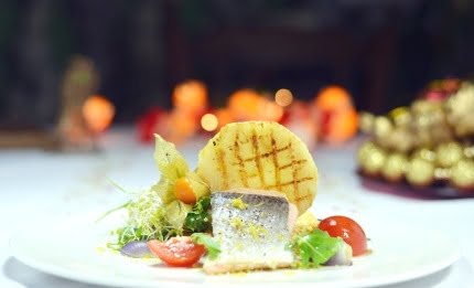 Dietetyczny łosoś na parze na placuszkach jaglanych podany z grillowanym selerem i warzywami z oliwą