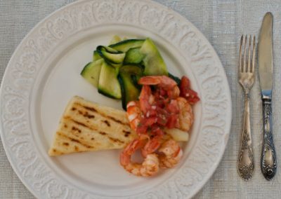 Grillowana kasza manna z krewetkami, salsą pomidorową i makaronem z cukinii