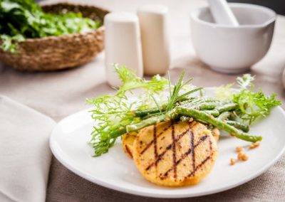 Grillowana polenta z kaszy kukurydzianej z rozmarynem, suszonym pomidorem i fasolką szparagową