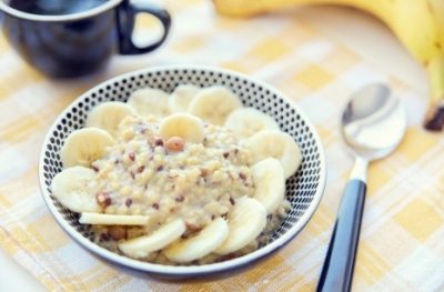 Kasza jaglana na mleku z rodzynkami i bananem