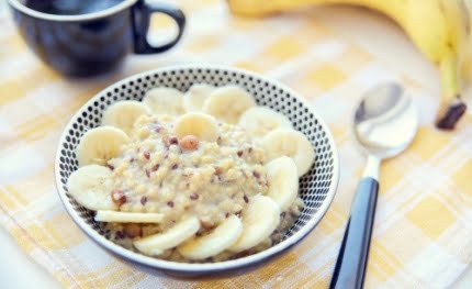 Kasza jaglana na mleku z rodzynkami i bananem