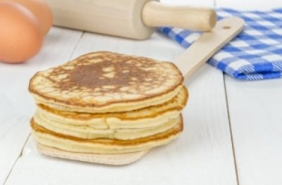 Naleśniki ziołowe z kaszą gryczaną, kapustą i pieczarkami