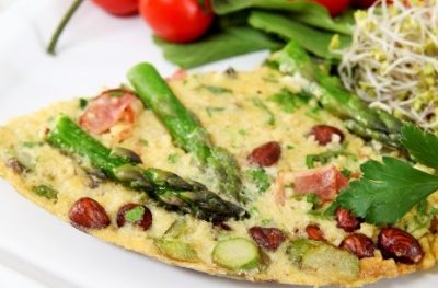 Omlet z kaszą jaglaną, szparagami i orzechami