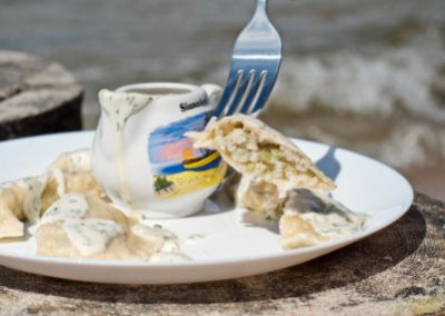 Pierogi z halibutem wędzonym, kaszą jęczmienną i bobem