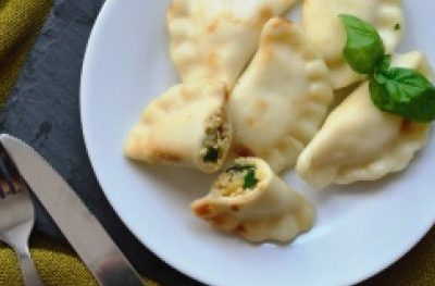 Pierogi z kaszą jaglaną, cukinią i mozzarellą