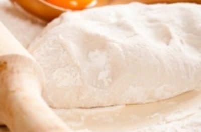 Pizza z młodą kapustą, kaszą gryczaną, oscypkiem