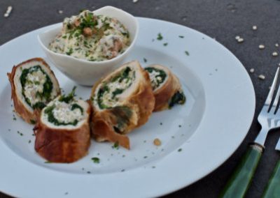 Roladki schabowe faszerowane kaszą pęczak, ricottą i szpinakiem, z szynką parmeńską i kurkowym dipem