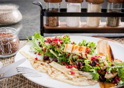 Sałatka z grillowanym fenkułem, buraczkową gryczaną i seler halloumi