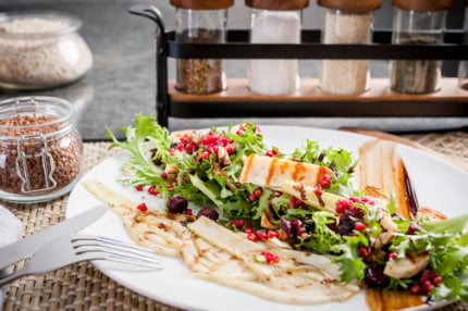 Sałatka z grillowanym fenkułem, buraczkową gryczaną i seler halloumi Kasza w diecie dzieci