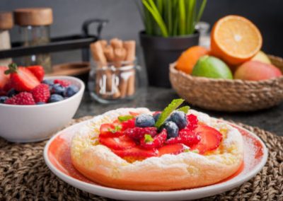 Słodki omlet z kaszą jaglaną i świeżymi truskawkami