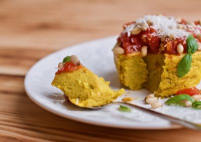 Suflet z kaszy kukurydzianej i dyni z salsą z pomidorów, parmezanem i orzeszkami pinii
