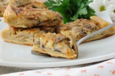 Tarta z kaszą gryczaną, pieczarkami i jajkiem w koszulce