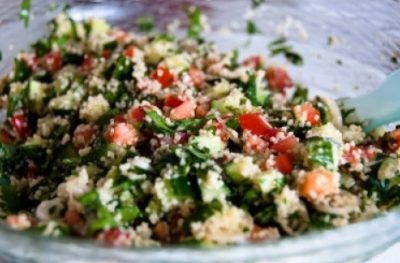 Wiosenne taboule z kuskusa, chrupiących warzyw i koziego sera