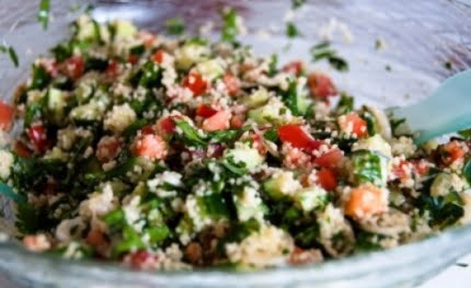 Wiosenne taboule z kuskusa, chrupiących warzyw i koziego sera