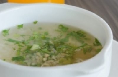 Zupa z prażonej kaszy owsianej, sera, kindziuka i młodej pokrzywy
