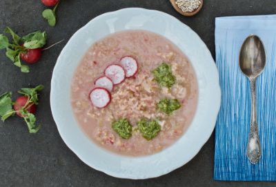 Zupa z rzodkiewek z kaszą jęczmienną i pesto z liści rzodkiewki