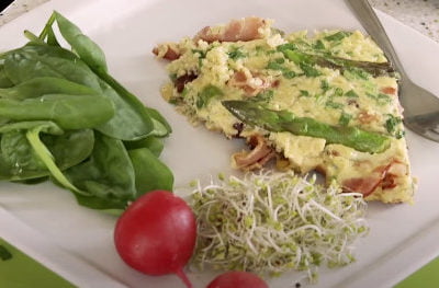 Omlet z kaszą jaglaną, szparagami i orzechami