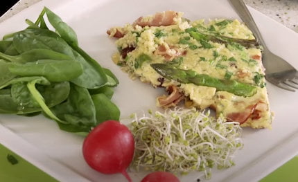 Omlet z kaszą jaglaną, szparagami i orzechami