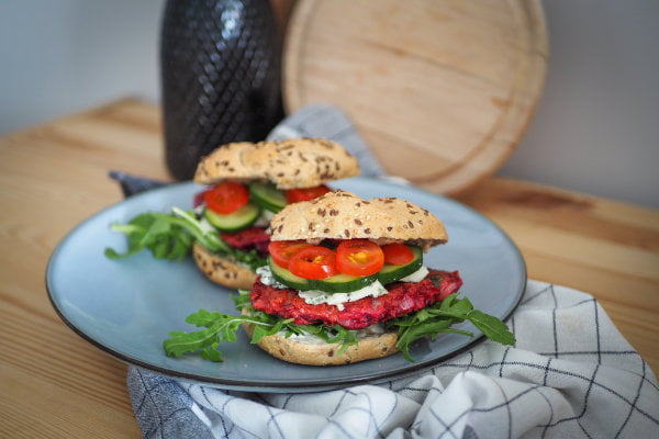 Burger jaglany z buraczkami
