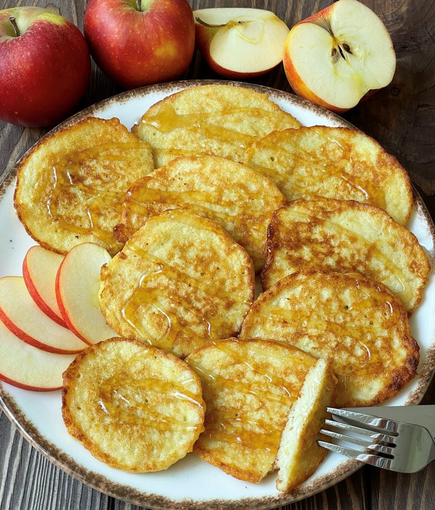 Placuszki-z-kaszy-jaglanej-z-jabłkiem-i-cynaomen—Kuchenne-Mecyje Kasza w diecie dzieci
