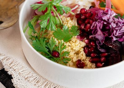 Bowl z kaszą jaglaną, granatem, burakami, kolendrą i piklowaną cebulą