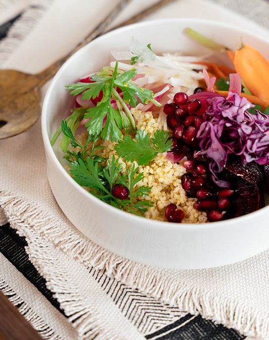 Bowl z kaszą jaglaną, granatem, burakami, kolendrą i piklowaną cebulą