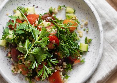 Tabbouleh z kaszy jaglanej, z kolorowymi pomidorkami i kolendrą