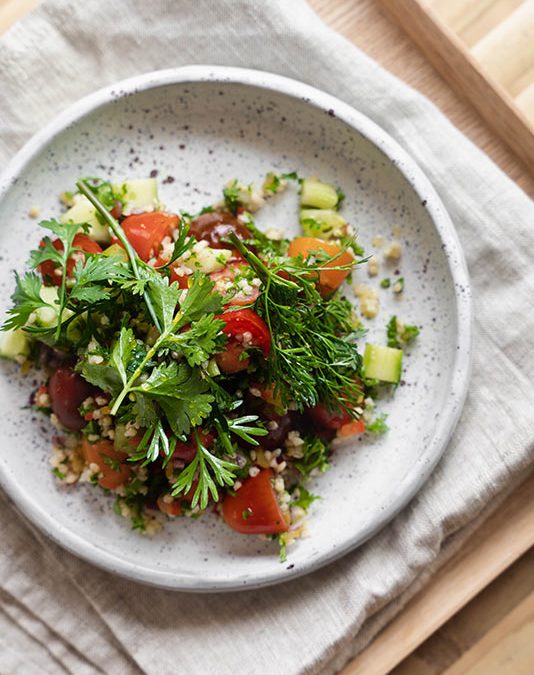 Tabbouleh z kaszy jaglanej, z kolorowymi pomidorkami i kolendrą