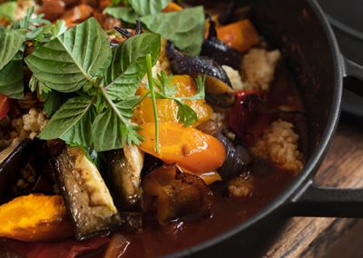 Tagine z pieczonymi warzywami na jaglance