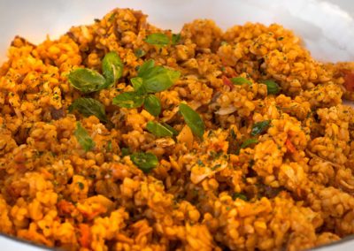 Pilaw z kaszy bulgur z pomidorkami, szynką parmeńską i ziołami