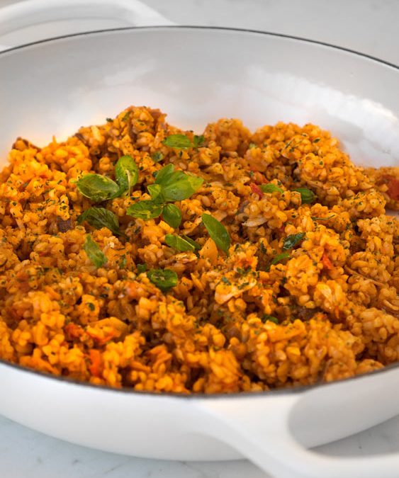 Pilaw z kaszy bulgur z pomidorkami, szynką parmeńską i ziołami