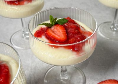 Pudding z kaszy manny i truskawek
